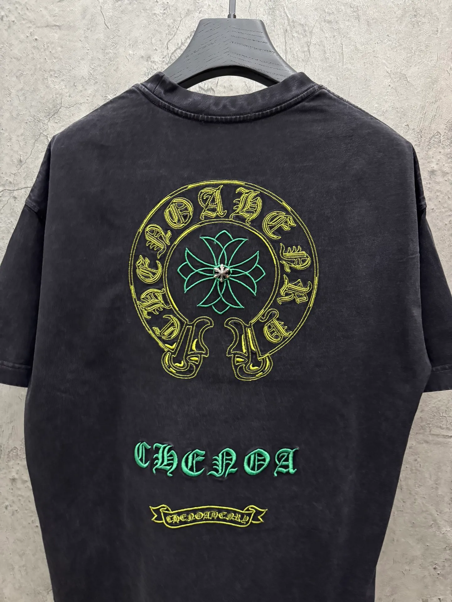 P230 top version, real shot without P, ​​different from market currency) 𝗖𝗵𝗿𝗼𝗺𝗲 𝗛𝗲𝗮𝗿𝘁𝘀/Cro Heart 2026 Spring New Original Single Counter American Washed 3D Three-dimensional Embroidered Couple Short Sleeves 👑The highest version! Customized fabric 320 grams, washed and fried. Best-selling model at the counter. Very comfortable to wear. Accessories: Original molded and authenticated collar label➕100% silk wash label. Genuine purchase-grade original hangtag➕matching hanging rope➕3D hanging beads➕original packaging bag. Craftsmanship: The original version has consistent wiring! The highest version of the armhole matching technique! Color: Gray Black Size: S M L XL Style No.: 6608